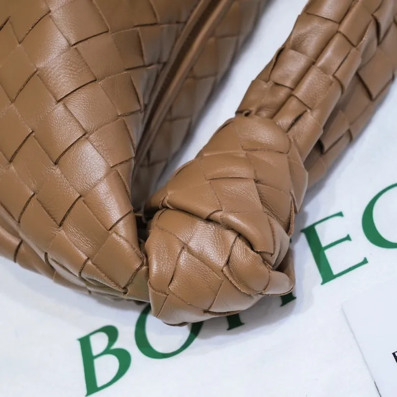 Batch 1120 BV Bottega Veneta's new early spring women's MINI JODIE handbag BV bag 🔥The new method is based on the original rounded corners, knotted with classic woven leather round hobo bag, The most iconic triangular pull-out design, using sheepskin draped soft shape, is super suitable for concave shapes~ Jodie feels really gentle to people, and is definitely the best item for daily matching. It has the same weave, new elements and twists, is compact and versatile, and is the new favorite of street style Internet celebrities! Dimensions: 23x28x8 Model: 6699-1